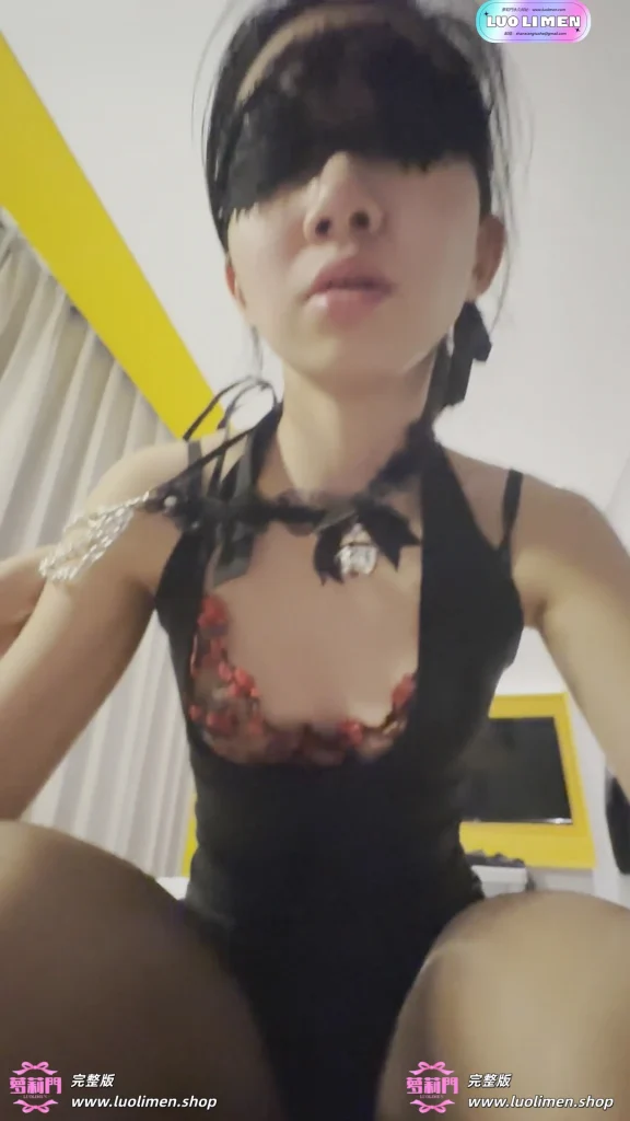 戴着铃铛项圈黑丝骚货主动跨坐情夫 吐舌头扭腰猛吞大肉棒开炮机-萝莉门 LUOLIMEN